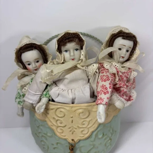 Set Of 3 Miniature Bisque Dolls In Shabby Chic Green Cream Tin Wall Pocket - Picture 2 of 10